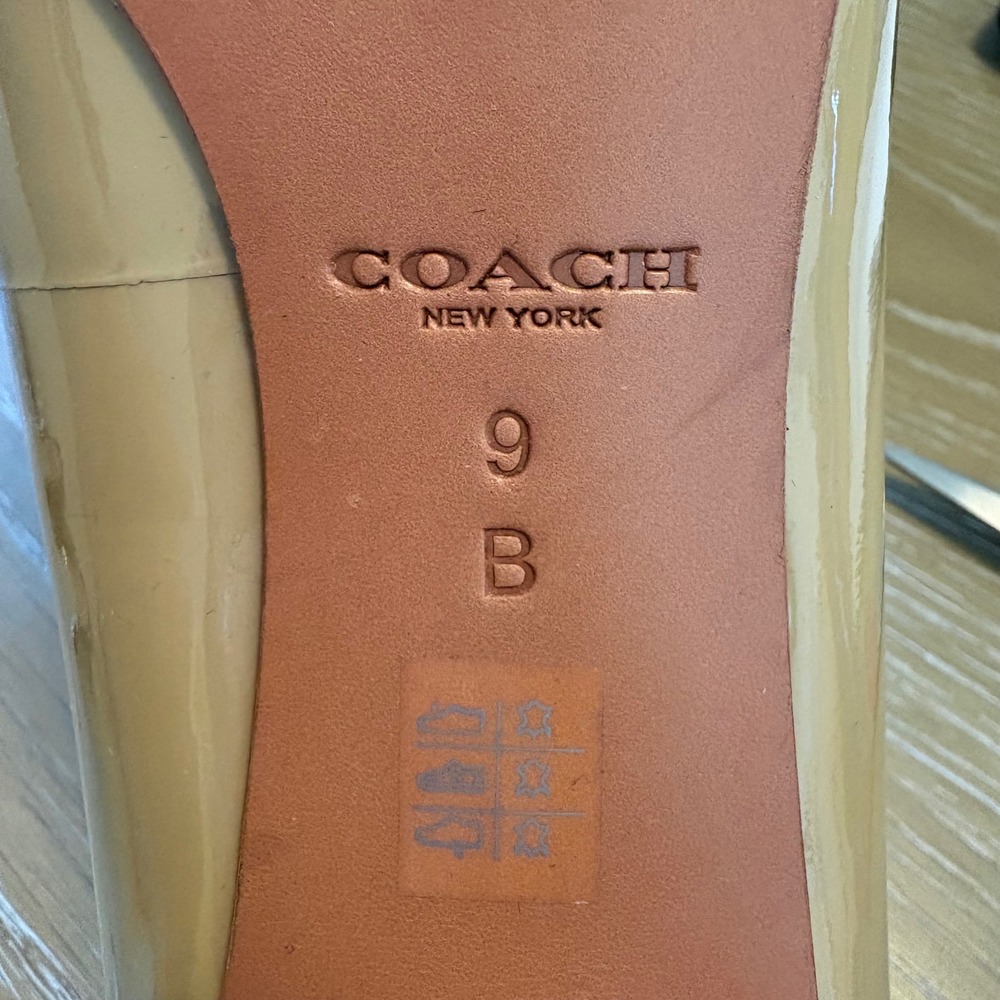 Coach Beige Patent Leather Round Toe Pumps Heels Size 9B Signature Logo Accent - Picture 8 of 8
